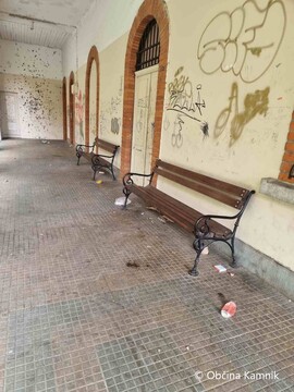 Pred prenovo zunanje fasade stavbe Dnevnega centra Štacjon in železniške postaje Kamnik mesto
